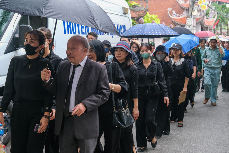 Hang dai Nhan dan xep hang vieng Tong Bi thu Nguyen Phu Trong o que nha-Hinh-4