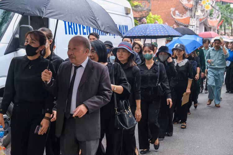 Hang dai Nhan dan xep hang vieng Tong Bi thu Nguyen Phu Trong o que nha-Hinh-4