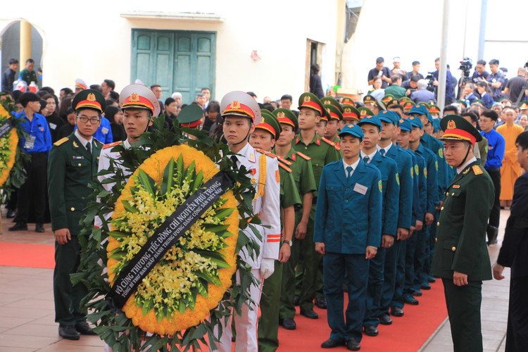 Hang dai Nhan dan xep hang vieng Tong Bi thu Nguyen Phu Trong o que nha-Hinh-12