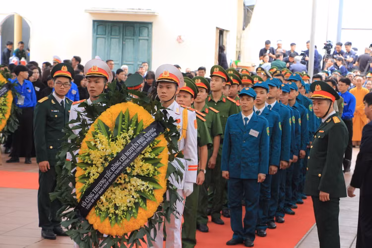 Hang dai Nhan dan xep hang vieng Tong Bi thu Nguyen Phu Trong o que nha-Hinh-12