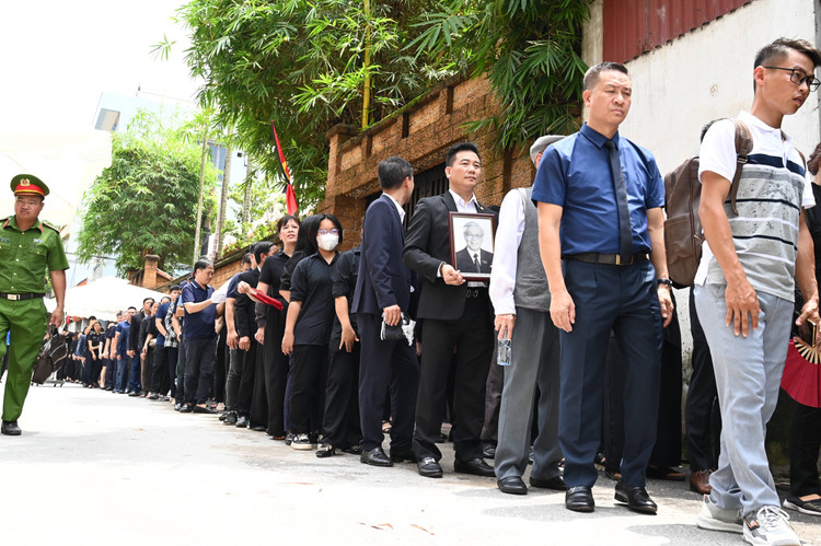 Hang dai Nhan dan xep hang vieng Tong Bi thu Nguyen Phu Trong o que nha