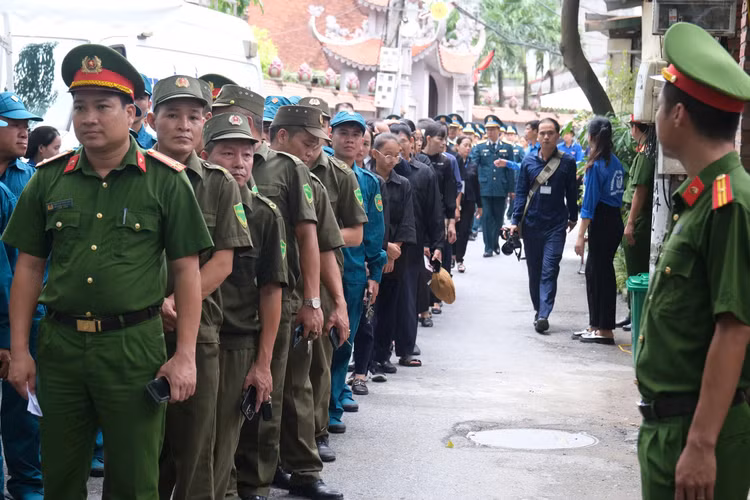 Hang dai Nhan dan xep hang vieng Tong Bi thu Nguyen Phu Trong o que nha-Hinh-7