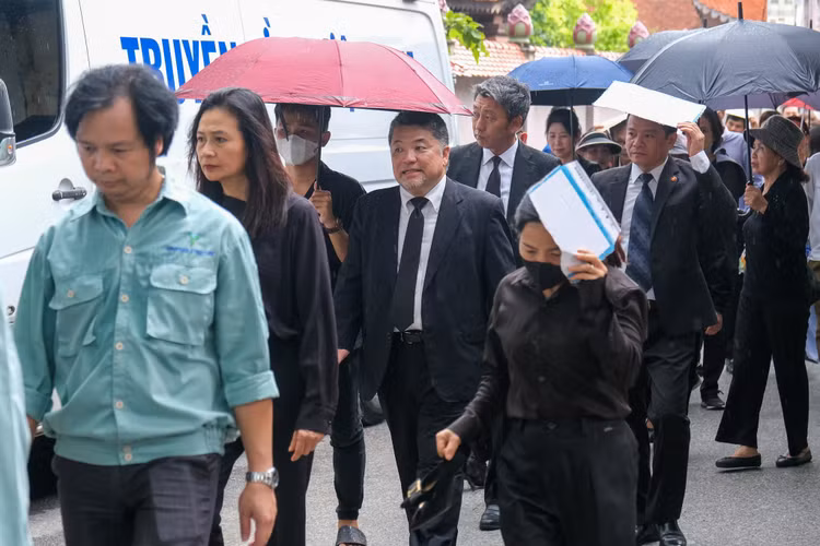 Hang dai Nhan dan xep hang vieng Tong Bi thu Nguyen Phu Trong o que nha-Hinh-3