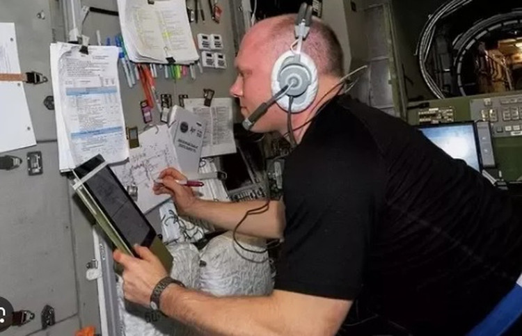 Vi sao phi hanh gia tuyet doi khong duoc dung but chi trong vu tru?-Hinh-2