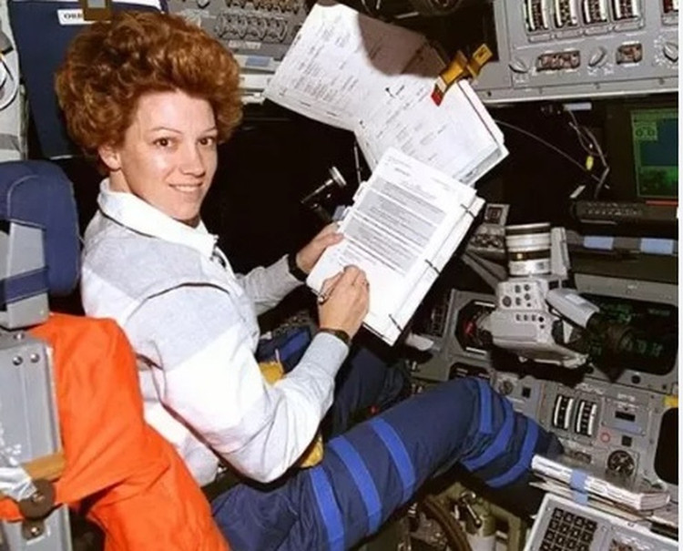 Vi sao phi hanh gia tuyet doi khong duoc dung but chi trong vu tru?-Hinh-9