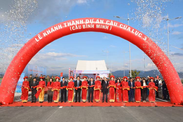 Chiem nguong cay cau 1.700 ty noi doi bo vinh Cua Luc Quang Ninh