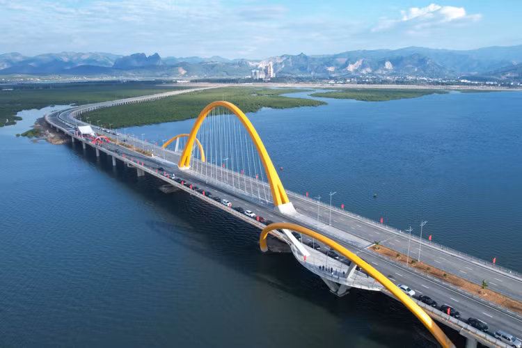 Chiem nguong cay cau 1.700 ty noi doi bo vinh Cua Luc Quang Ninh-Hinh-4