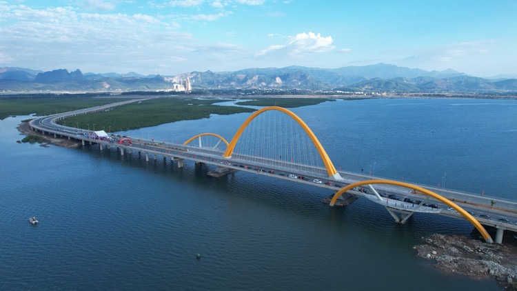 Chiem nguong cay cau 1.700 ty noi doi bo vinh Cua Luc Quang Ninh-Hinh-9