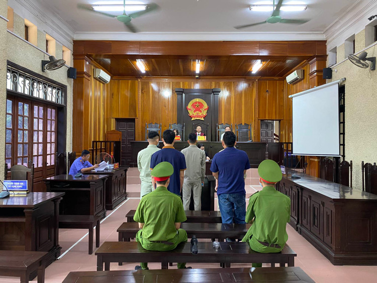 Hai Duong: Toa tra ho so vu cuu can bo Trai giam Hoang Tien danh bac