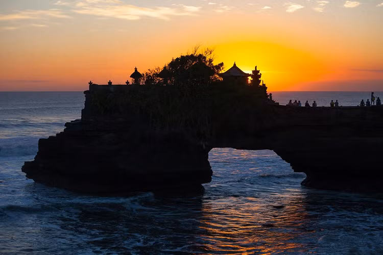 Ky bi ngoi den linh thieng duoc ran than bao ve