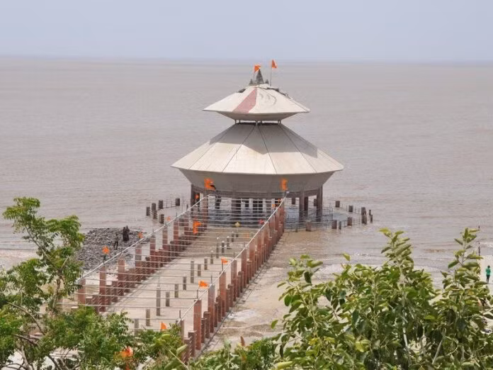 Doc dao ngoi den co tren bien moi ngay “luc chim luc noi”-Hinh-8