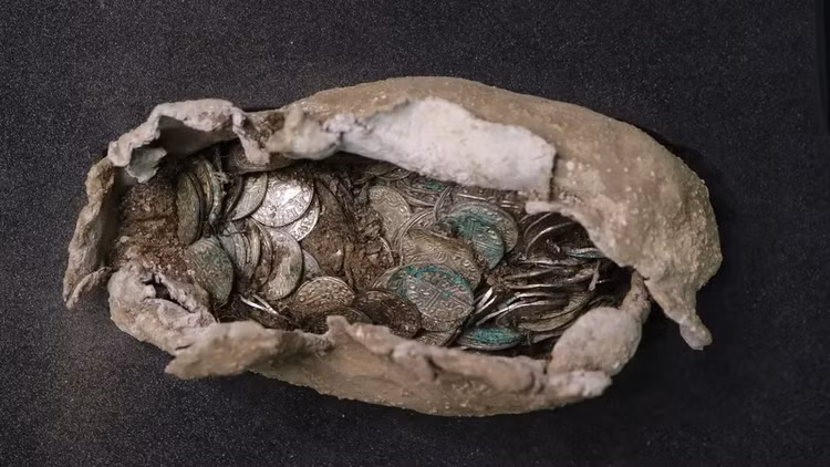 Xay nha may dien hat nhan, phat lo kho bau tien co