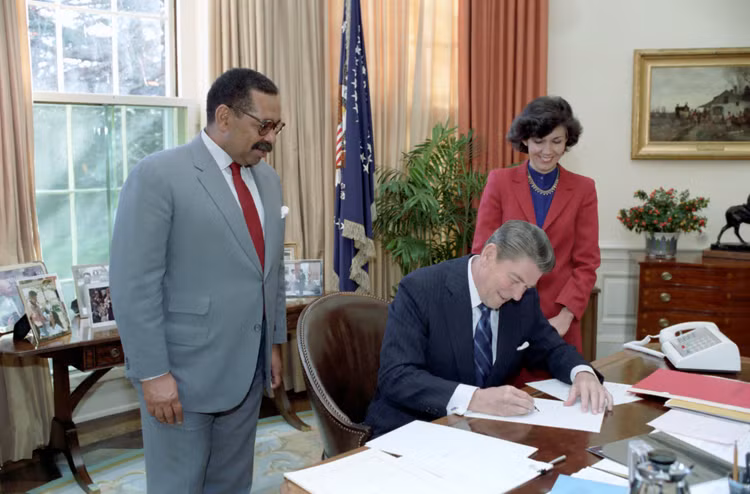 Vi sao Tong thong My thuong dung hang chuc cay but khi ky dao luat?-Hinh-7