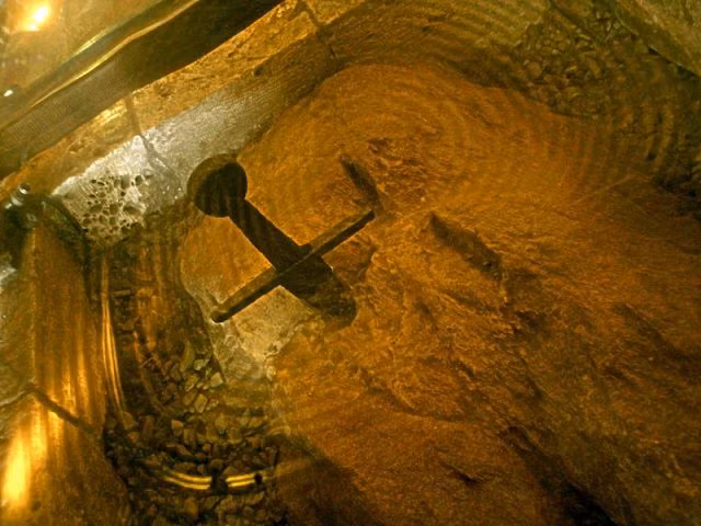 Bi an tram nam “thanh guom trong da” noi tieng thoi Trung co-Hinh-5