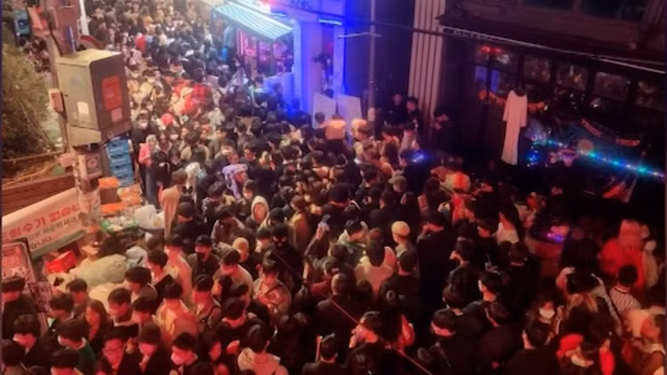 Su that ngo ngang ve “pho Tay khong ngu