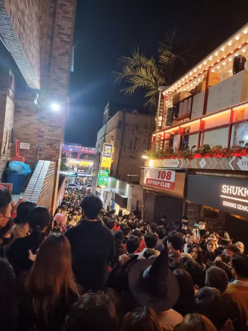 Su that ngo ngang ve “pho Tay khong ngu