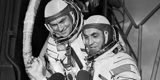 Vi sao phi hanh gia Lien Xo thuong mang theo sung len vu tru?-Hinh-6