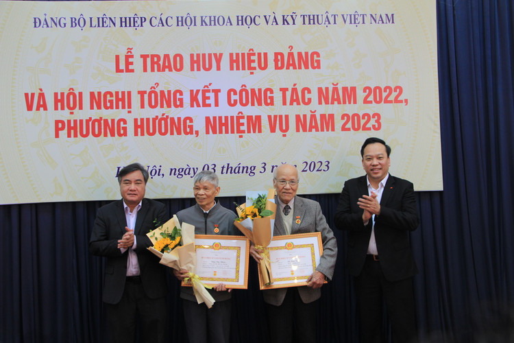 Phó Chủ tịch VUSTA Phạm Quang Thao và ông Đỗ Việt Hà - Phó Bí thư Đảng ủy Khối các cơ quan Trung ương trao Huy hiệu cho các đảng viên.