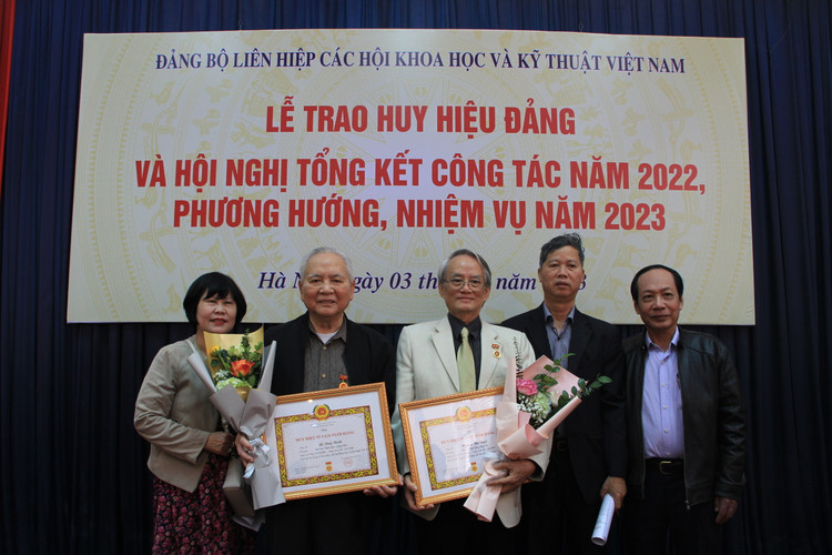 Gia đình các đảng viên chung vui tại buổi lễ.