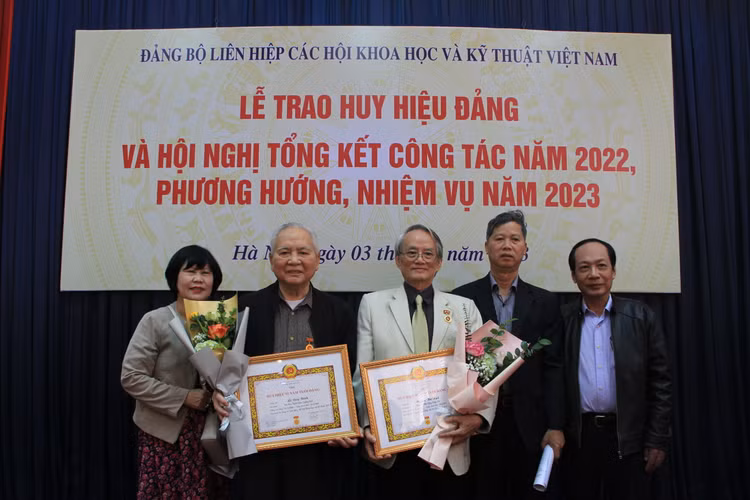 Gia đình các đảng viên chung vui tại buổi lễ.