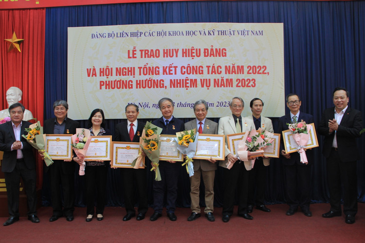 Các đảng viên phấn khởi khi nhận Huy hiệu đảng.