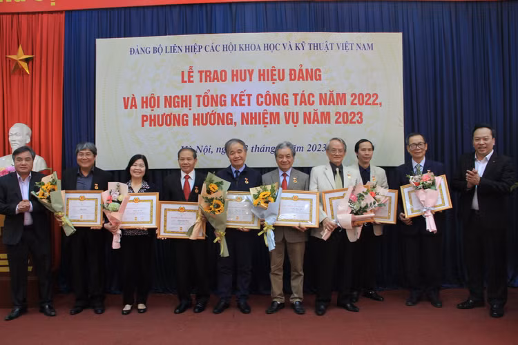 Các đảng viên phấn khởi khi nhận Huy hiệu đảng.