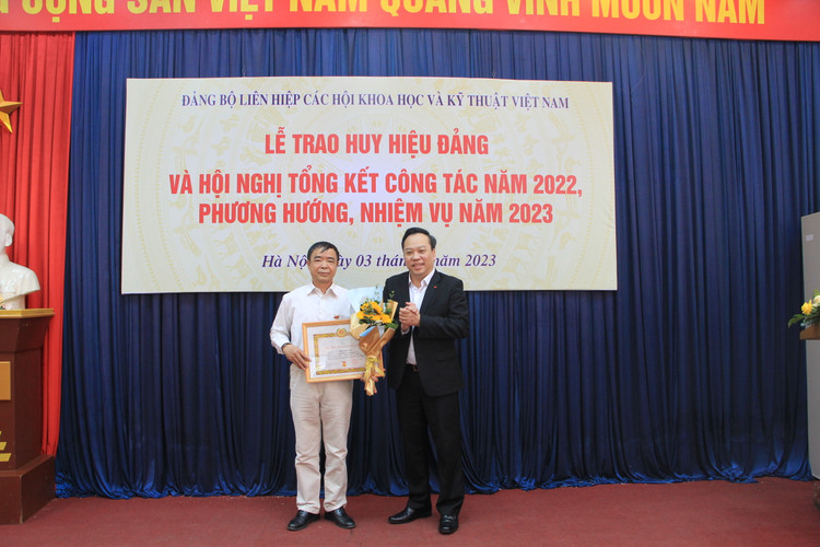 Đảng viên Vũ Minh Hà, nguyên Chánh văn phòng Tổng hội Y học Việt Nam nhận Huy hiệu 50 tuổi đảng.