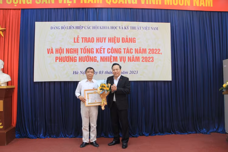 Đảng viên Vũ Minh Hà, nguyên Chánh văn phòng Tổng hội Y học Việt Nam nhận Huy hiệu 50 tuổi đảng.