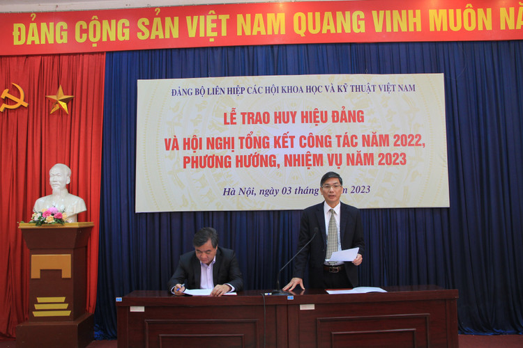 Ông Phạm Quang Thao – Bí thư Đảng ủy, Phó Chủ tịch Liên hiệp Hội Việt Nam (trái) và ông Phạm Hữu Duệ – Trưởng Ban Tổ chức và Chính sách VUSTA.