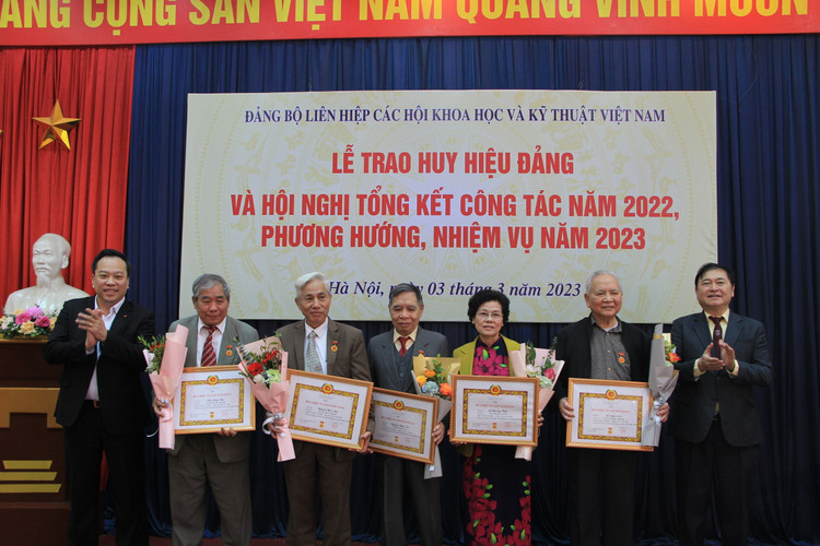 TSKH Phan Xuân Dũng - Chủ tịch VUSTA và ông Đỗ Việt Hà - Phó Bí thư Đảng ủy Khối các cơ quan Trung ương trao Huy hiệu cho các đảng viên 55 tuổi đảng.