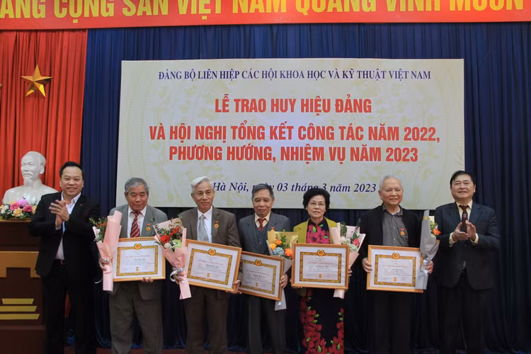 TSKH Phan Xuân Dũng - Chủ tịch VUSTA và ông Đỗ Việt Hà - Phó Bí thư Đảng ủy Khối các cơ quan Trung ương trao Huy hiệu cho các đảng viên 55 tuổi đảng.