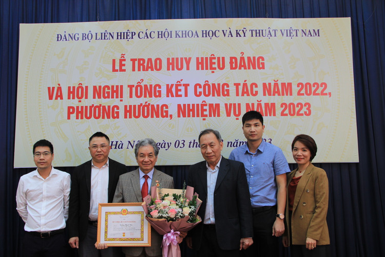 Không khỏi xúc động trước danh hiệu cao quý mà Đảng trao tặng, thay mặt các đảng viên được nhận huy hiệu đảng, đảng viên Trương Mạnh Tiến, Hội Kinh tế Môi trường Việt Nam bày tỏ những tình cảm mà ông được đón nhận từ Đảng ủy VUSTA và khẳng định sẽ tiếp tục phát huy tính tiên phong, gương mẫu của người đảng viên, cống hiến cho sự nghiệp xây dựng đất nước.