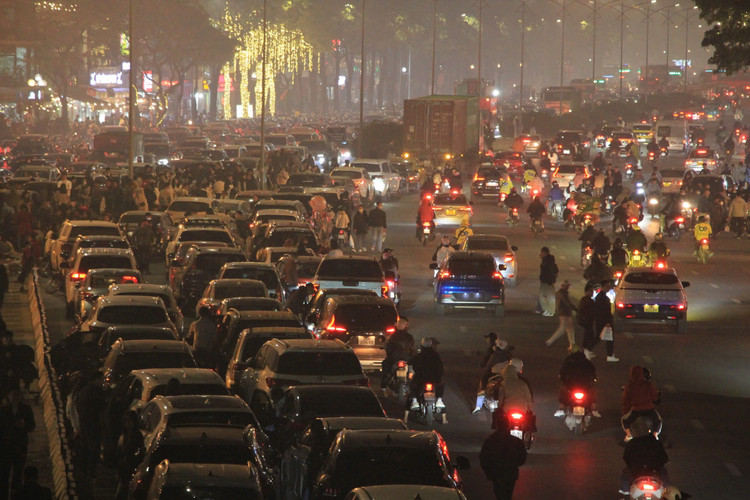 Ngoi danh bai, choi co tren cau cho phao hoa o My Dinh