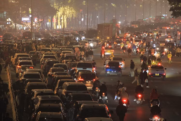 Ngoi danh bai, choi co tren cau cho phao hoa o My Dinh