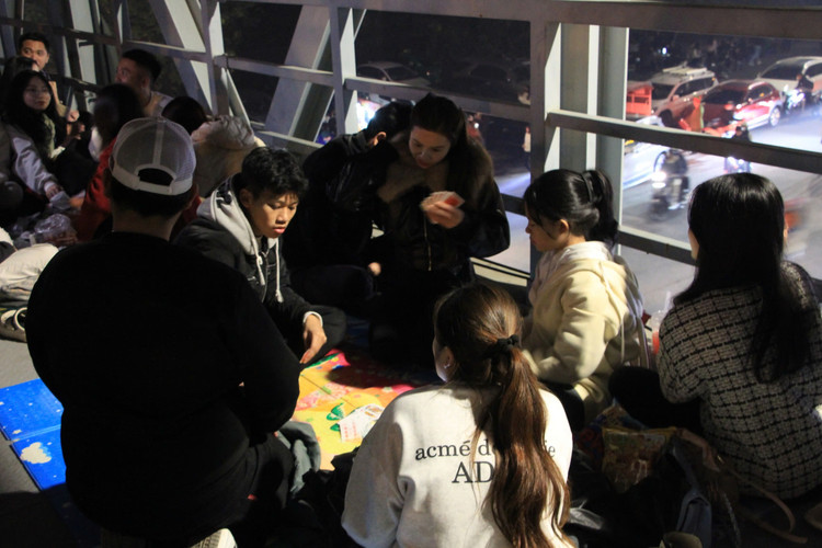 Ngoi danh bai, choi co tren cau cho phao hoa o My Dinh-Hinh-9