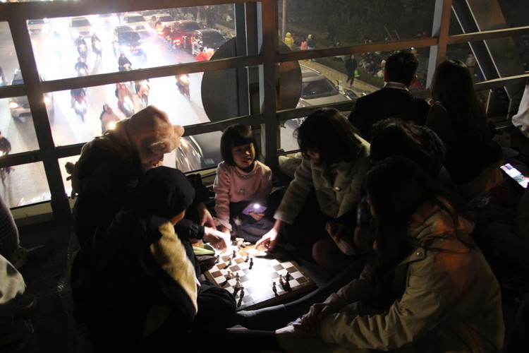 Ngoi danh bai, choi co tren cau cho phao hoa o My Dinh-Hinh-10