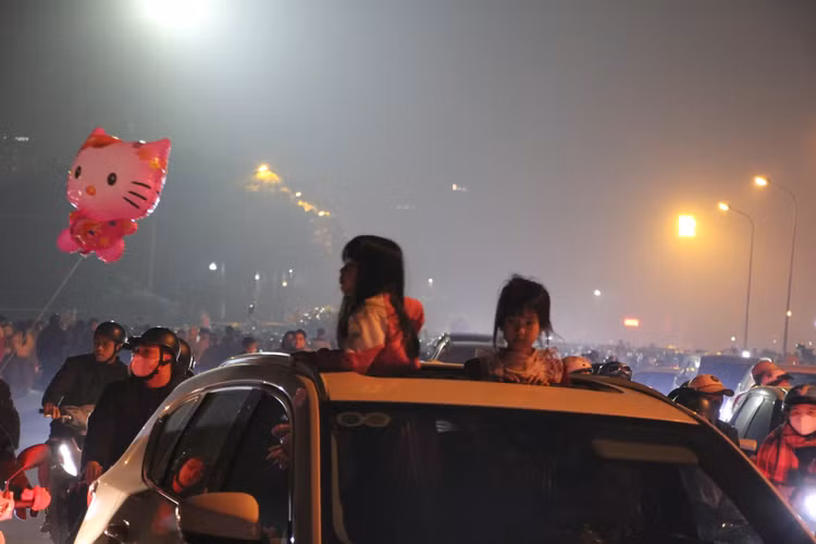 Ngoi danh bai, choi co tren cau cho phao hoa o My Dinh-Hinh-6