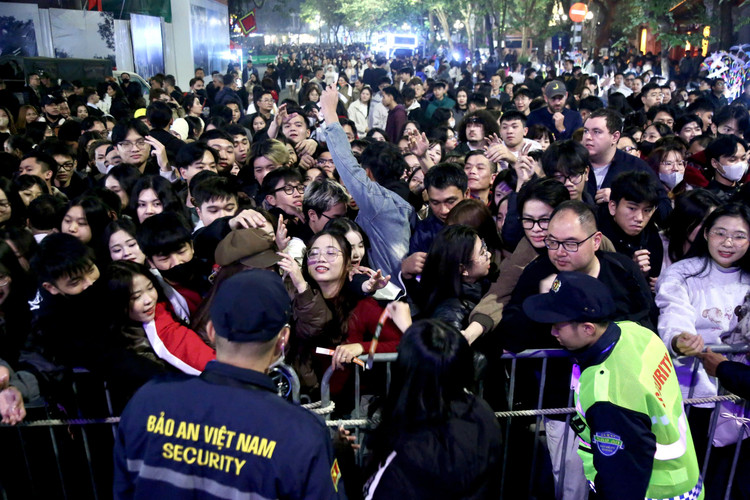 Nam thanh nu tu “ham nong” ho Guom cho Countdown-Hinh-4