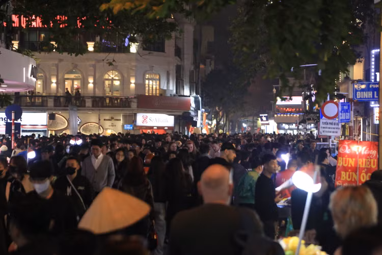 Nam thanh nu tu “ham nong” ho Guom cho Countdown