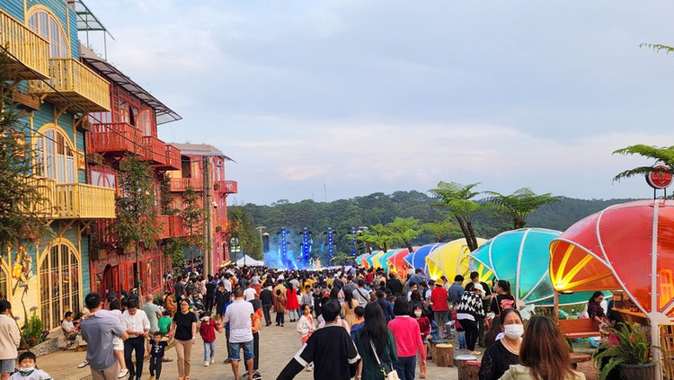 Dip 30/ 4-1/5, du khach do ve Mang Den ngam ”Dai lo hoang hon”