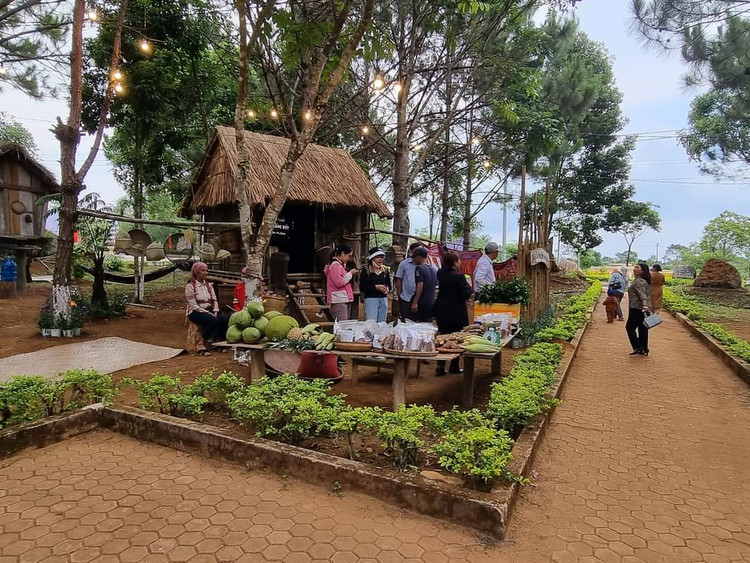 Dip 30/ 4-1/5, du khach do ve Mang Den ngam ”Dai lo hoang hon”-Hinh-2