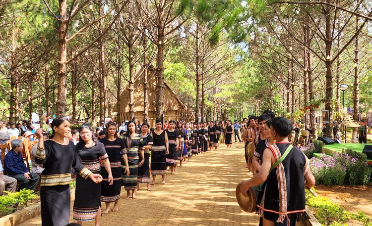 Dip 30/ 4-1/5, du khach do ve Mang Den ngam ”Dai lo hoang hon”-Hinh-5