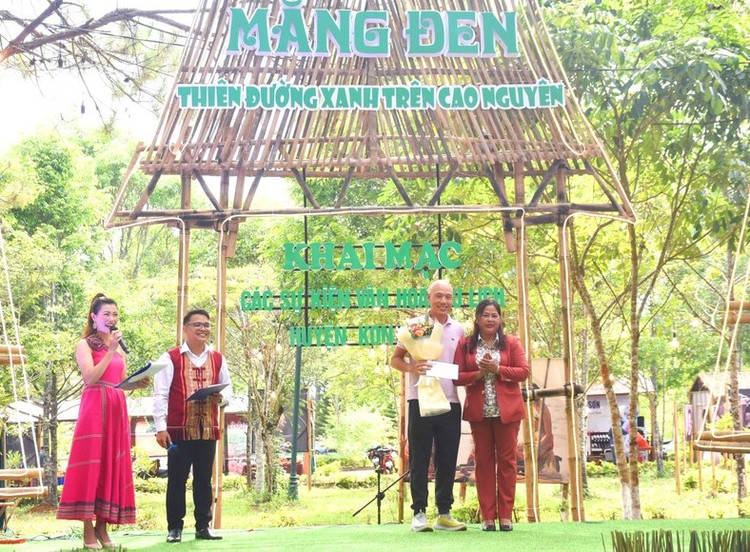 Dip 30/ 4-1/5, du khach do ve Mang Den ngam ”Dai lo hoang hon”-Hinh-7