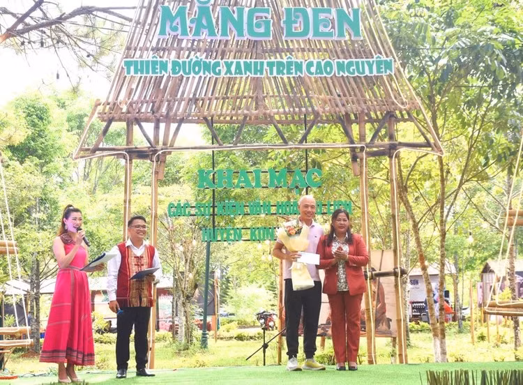 Dip 30/ 4-1/5, du khach do ve Mang Den ngam ”Dai lo hoang hon”-Hinh-7