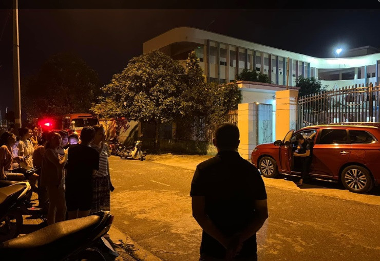 Be 5 tuoi tu vong do bi bo quen tren xe: Ai chiu trach nhiem?