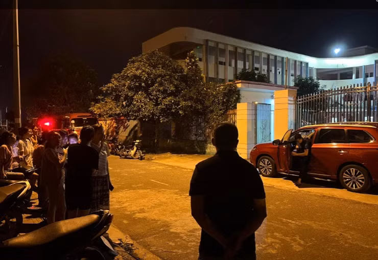 Be 5 tuoi tu vong do bi bo quen tren xe: Ai chiu trach nhiem?