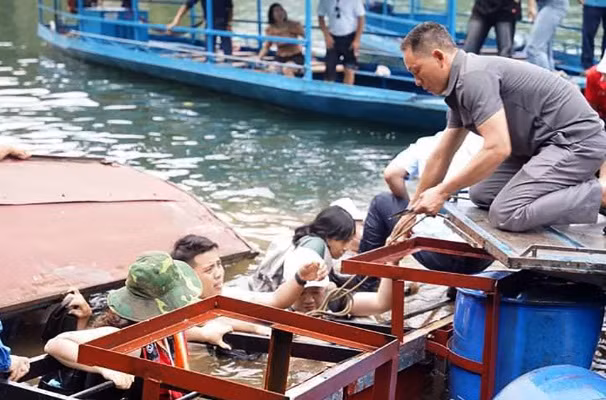 Lat cau phao noi, 20 khach du lich roi xuong ho Ba Be