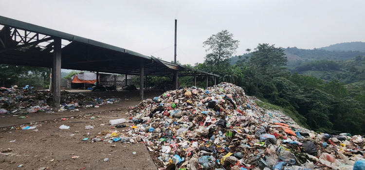 Hoa Binh: Can canh bai rac tren nui ri nuoc thai o nhiem moi truong-Hinh-5