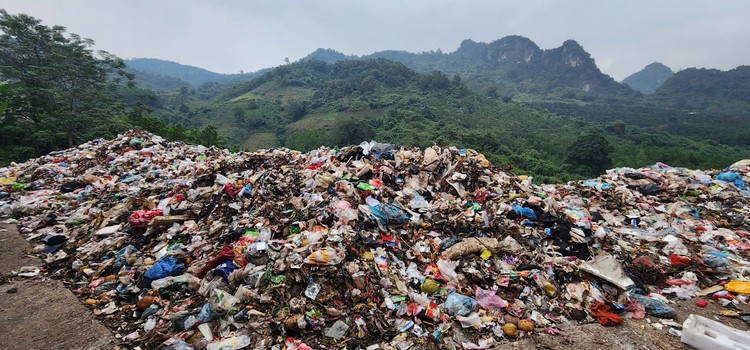 Hoa Binh: Can canh bai rac tren nui ri nuoc thai o nhiem moi truong-Hinh-3