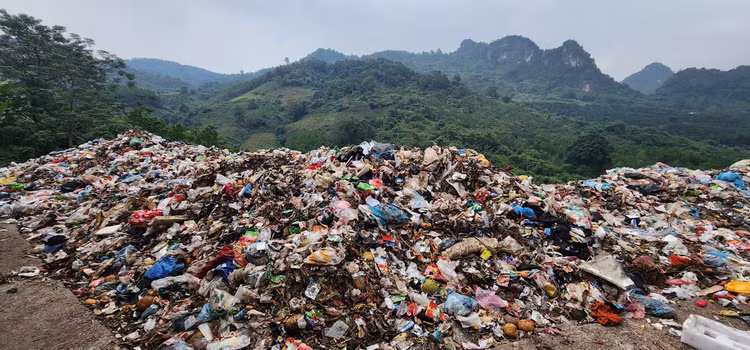 Hoa Binh: Can canh bai rac tren nui ri nuoc thai o nhiem moi truong-Hinh-3